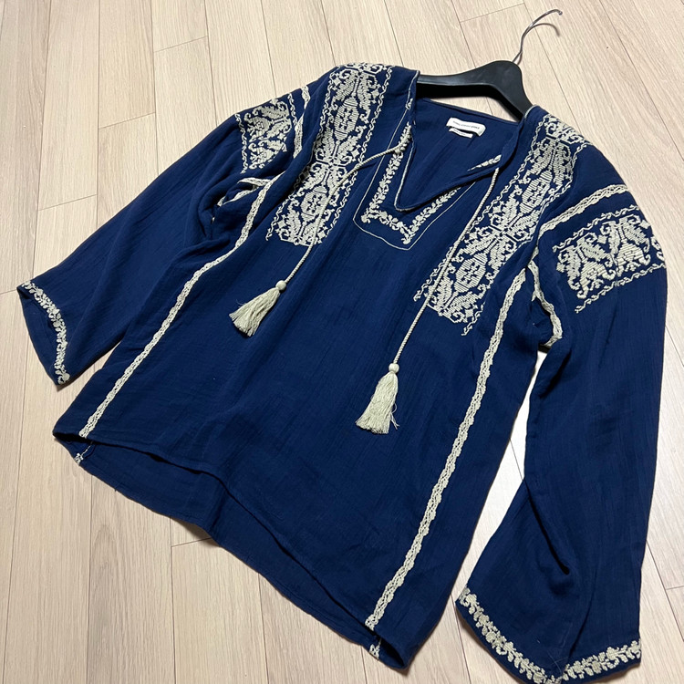 이자벨마랑 아사면 레이스 자수 블라우스 네이비 태슬 브이넥 봄여름 휴양지 휴가룩 히피 에스닉 보헤미안 이미지