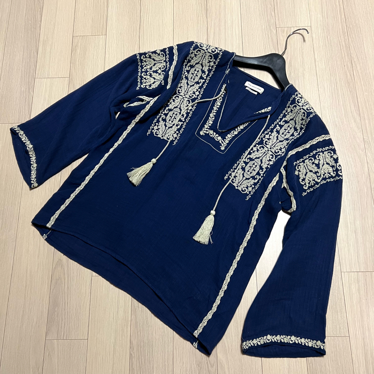 이자벨마랑 아사면 레이스 자수 블라우스 네이비 태슬 브이넥 봄여름 휴양지 휴가룩 히피 에스닉 보헤미안 이미지