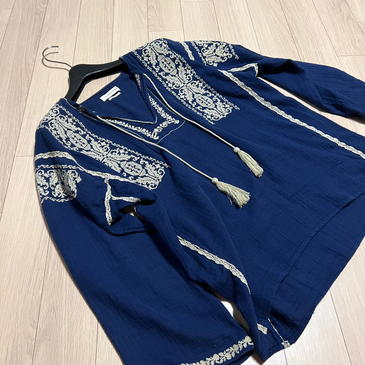 이자벨마랑 아사면 레이스 자수 블라우스 네이비 태슬 브이넥 봄여름 휴양지 휴가룩 히피 에스닉 보헤미안 이미지