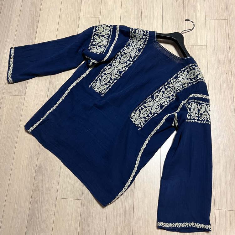 이자벨마랑 아사면 레이스 자수 블라우스 네이비 태슬 브이넥 봄여름 휴양지 휴가룩 히피 에스닉 보헤미안 이미지