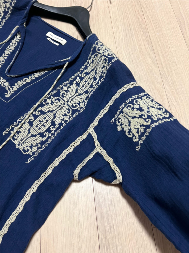 이자벨마랑 아사면 레이스 자수 블라우스 네이비 태슬 브이넥 봄여름 휴양지 휴가룩 히피 에스닉 보헤미안 이미지