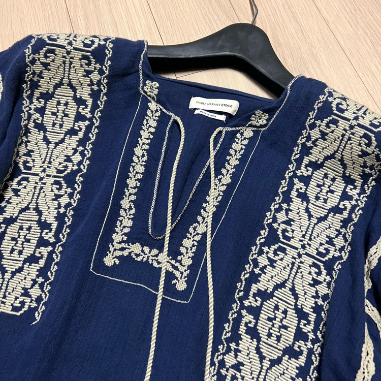 이자벨마랑 아사면 레이스 자수 블라우스 네이비 태슬 브이넥 봄여름 휴양지 휴가룩 히피 에스닉 보헤미안 이미지