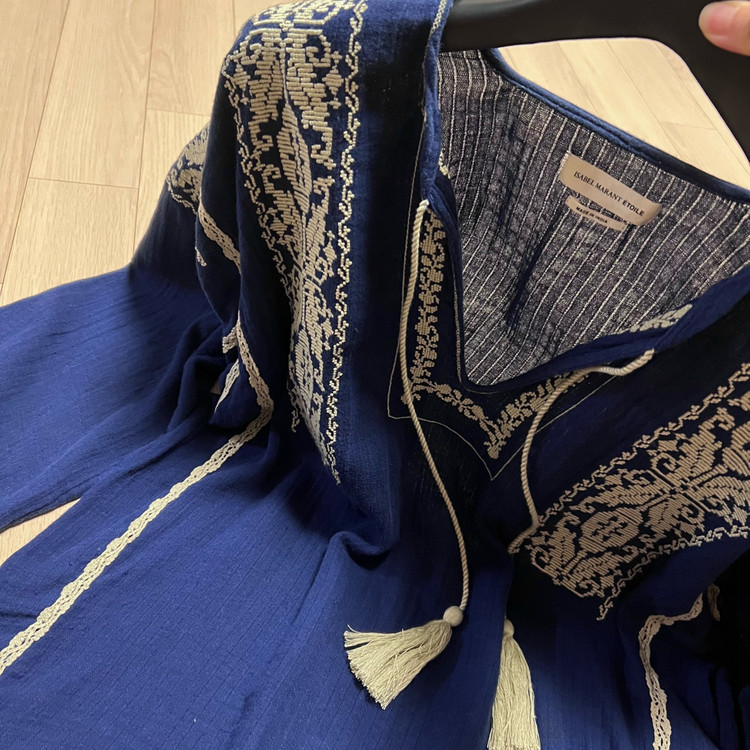 이자벨마랑 아사면 레이스 자수 블라우스 네이비 태슬 브이넥 봄여름 휴양지 휴가룩 히피 에스닉 보헤미안 이미지