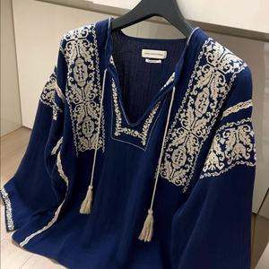 이자벨마랑 아사면 레이스 자수 블라우스 네이비 태슬 브이넥 봄여름 휴양지 휴가룩 히피 에스닉 보헤미안 이미지