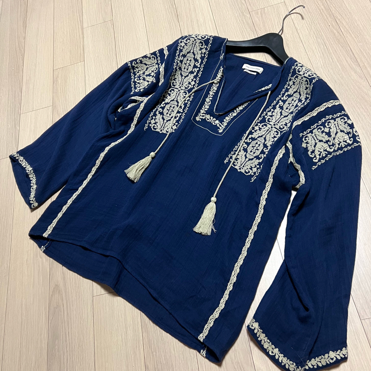 이자벨마랑 아사면 레이스 자수 블라우스 네이비 태슬 브이넥 봄여름 휴양지 휴가룩 히피 에스닉 보헤미안 이미지