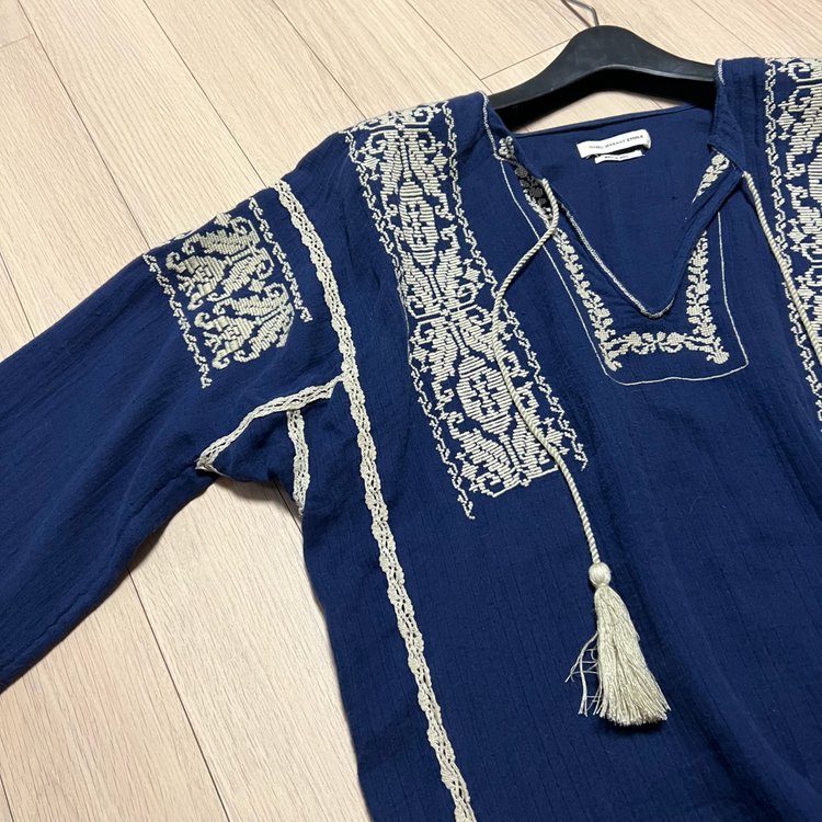 이자벨마랑 아사면 레이스 자수 블라우스 네이비 태슬 브이넥 봄여름 휴양지 휴가룩 히피 에스닉 보헤미안 이미지