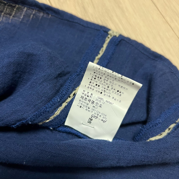 이자벨마랑 아사면 레이스 자수 블라우스 네이비 태슬 브이넥 봄여름 휴양지 휴가룩 히피 에스닉 보헤미안 이미지