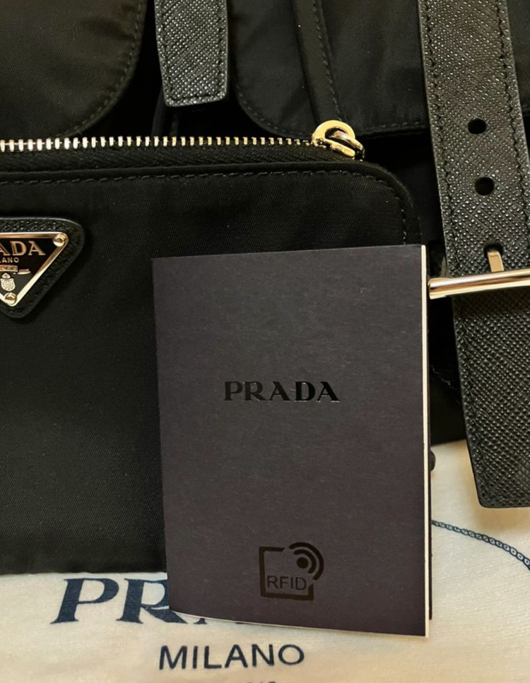 프라다 미디엄 백팩 이미지