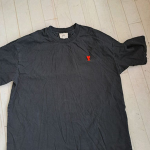 깔끔한 디자인의 아미 하트 로고 반팔 티셔츠 이미지