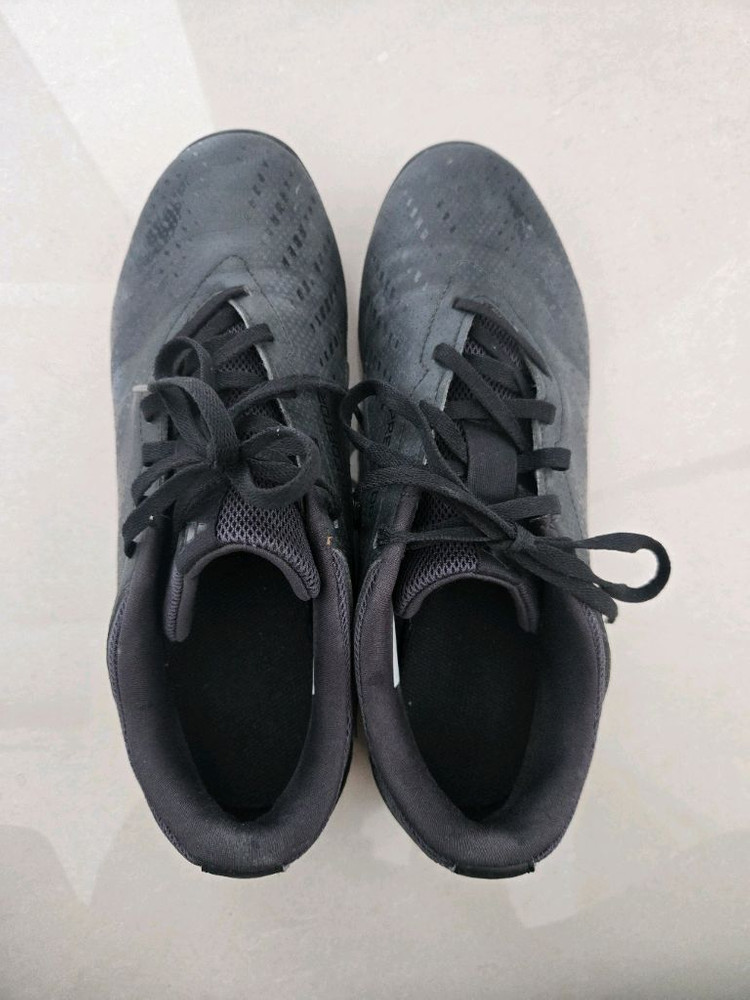 아디다스 검정색 축구화/풋살화 이미지