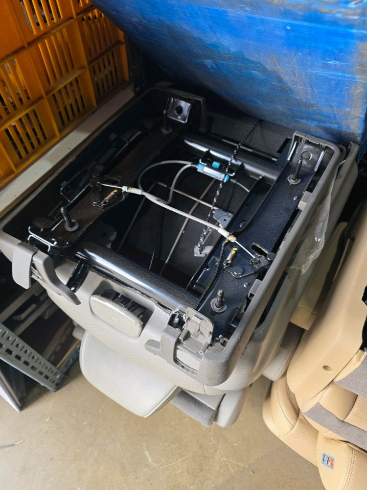 올뉴카니발 더뉴카니발 2열좌우이동 3열공간브라켓 판매합니다. 이미지