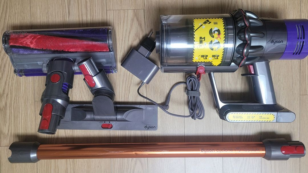 깨끗하게 세척한 다이슨 무선 청소기 V10 풀세트(58분 연속동작) 이미지