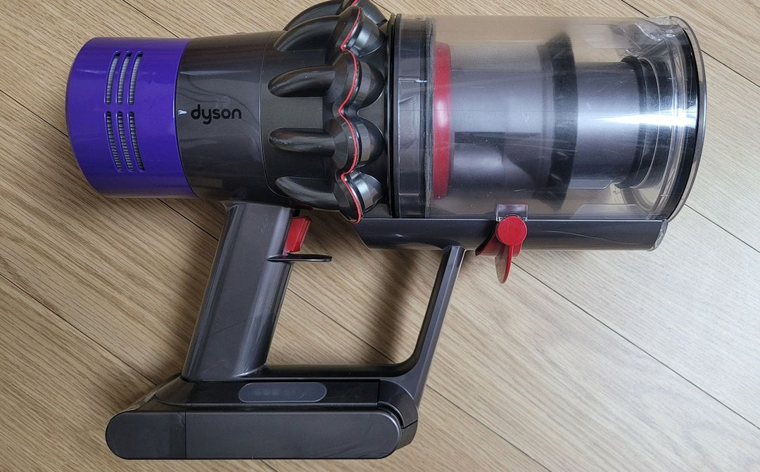 깨끗하게 세척한 다이슨 무선 청소기 V10 풀세트(58분 연속동작) 이미지