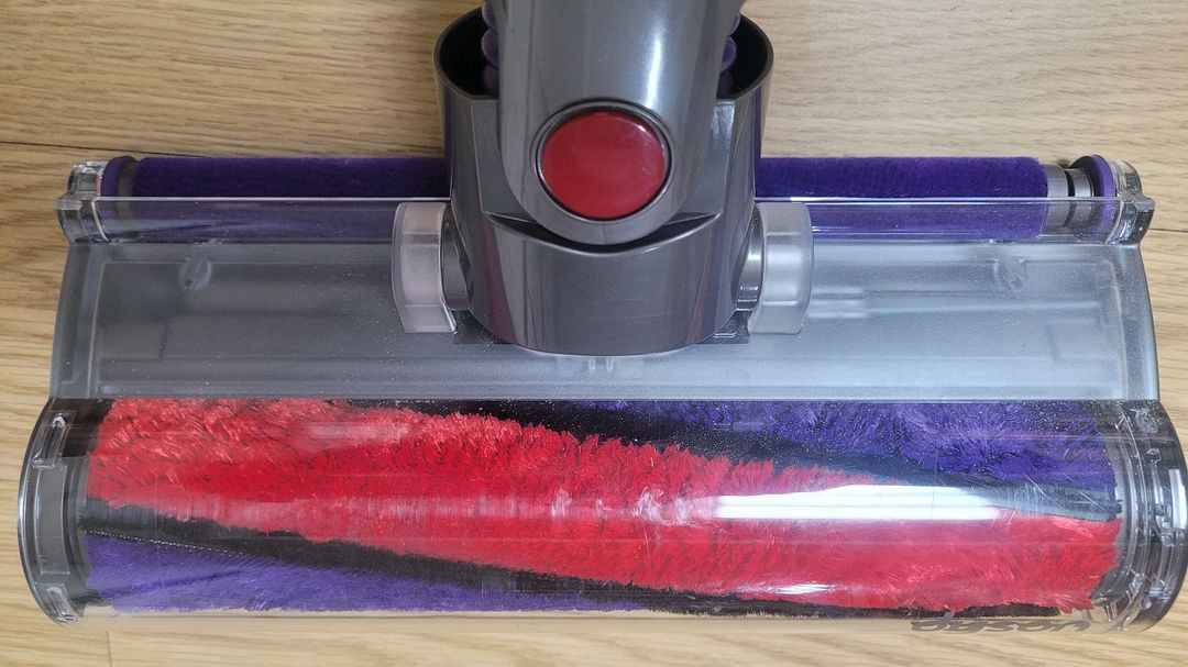 깨끗하게 세척한 다이슨 무선 청소기 V10 풀세트(58분 연속동작) 이미지