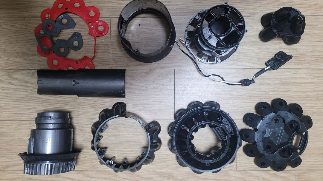 깨끗하게 세척한 다이슨 무선 청소기 V10 풀세트(58분 연속동작) 이미지