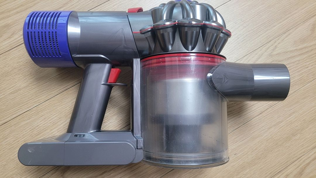 깨끗하게 세척한 다이슨 무선 청소기 V8(26분 연속동작) 이미지