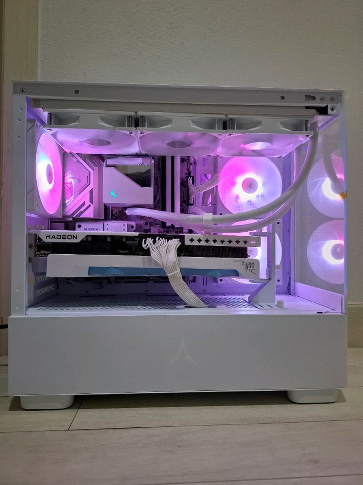7800x3d , 9070xt 화이트 게이밍 pc 본체 이미지