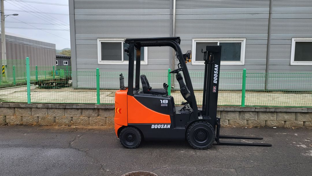 두산 1.8톤 가성비 소형 디젤지게차 08년식 중고지게차 이미지