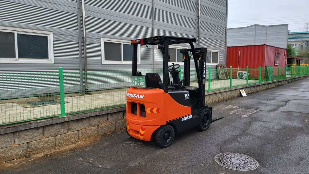 두산 1.8톤 가성비 소형 디젤지게차 08년식 중고지게차 이미지