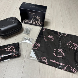 웨이크메이크 헬로키티 레디백 , 키링, 여권케이스, 타포린백 이미지