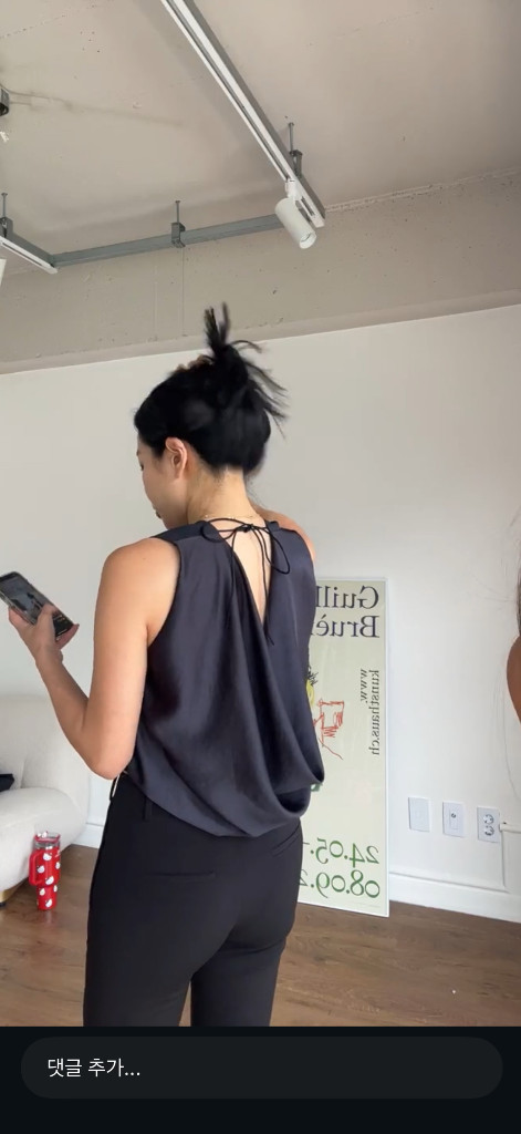 매니모어몽 정리해요2 작년 백드레이프베스트 화이트 색상 판매합니다. 이미지