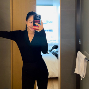 매니모어몽 정리해요3 에센셜브이넥 탑, 아일릿티셔츠 이미지