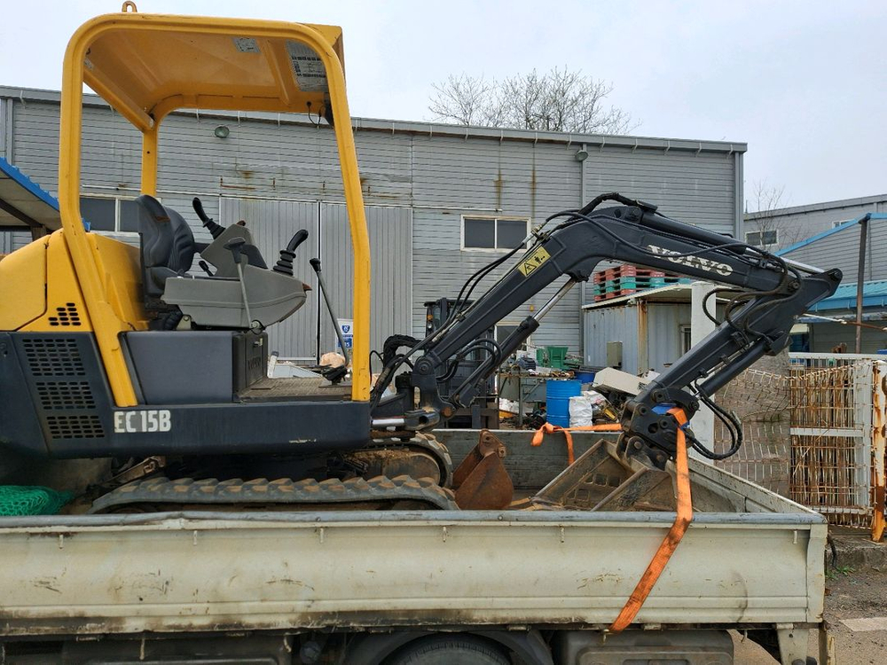 볼보 미니 굴삭기 EC15B 이미지