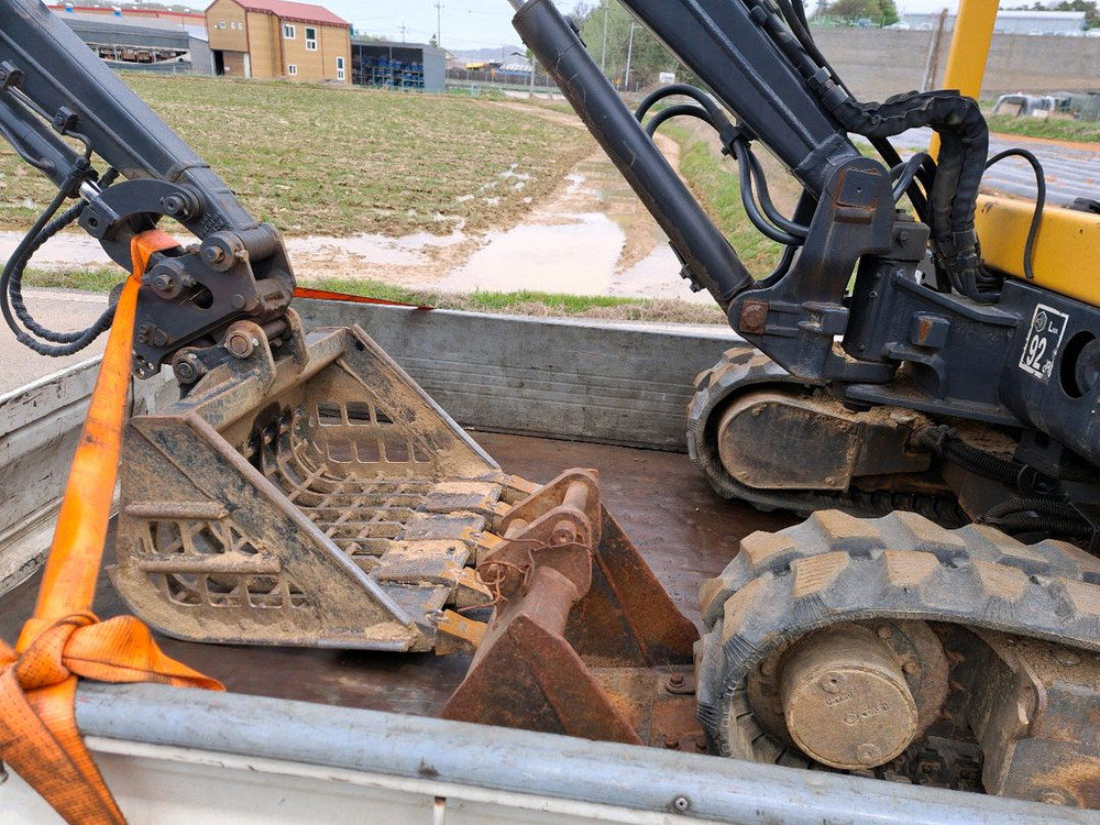 볼보 미니 굴삭기 EC15B 이미지