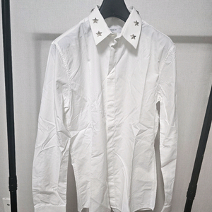 지방시 명작 스터드 셔츠 판매합니다. 이미지