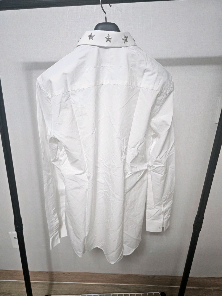 지방시 명작 스터드 셔츠 판매합니다. 이미지