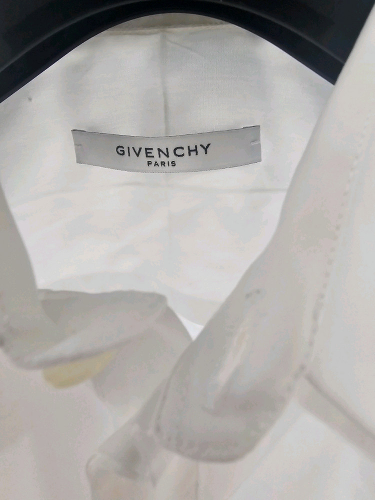 지방시 명작 스터드 셔츠 판매합니다. 이미지