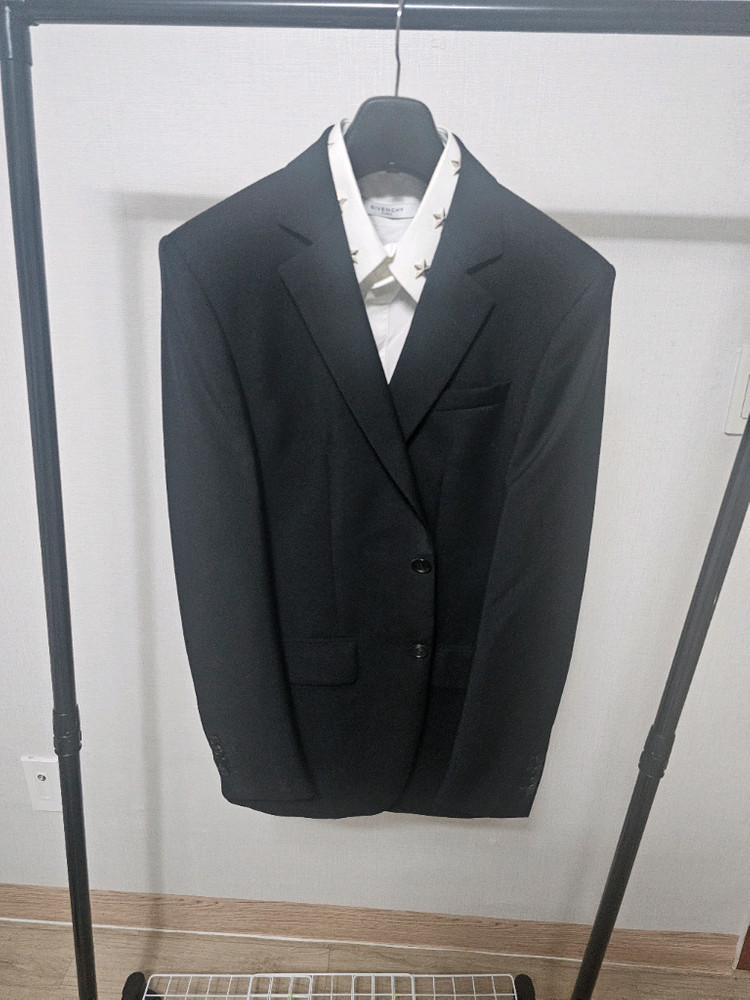 지방시 명작 스터드 셔츠 판매합니다. 이미지