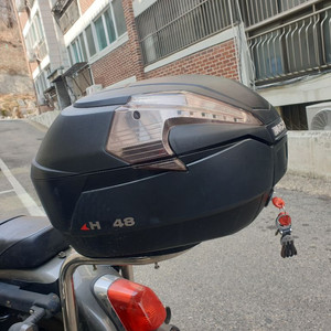 오토바이 탑박스 두가지 이미지