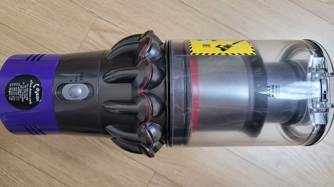 깨끗하게 세척한 다이슨 무선 청소기 V10 풀세트(58분 연속동작) 이미지