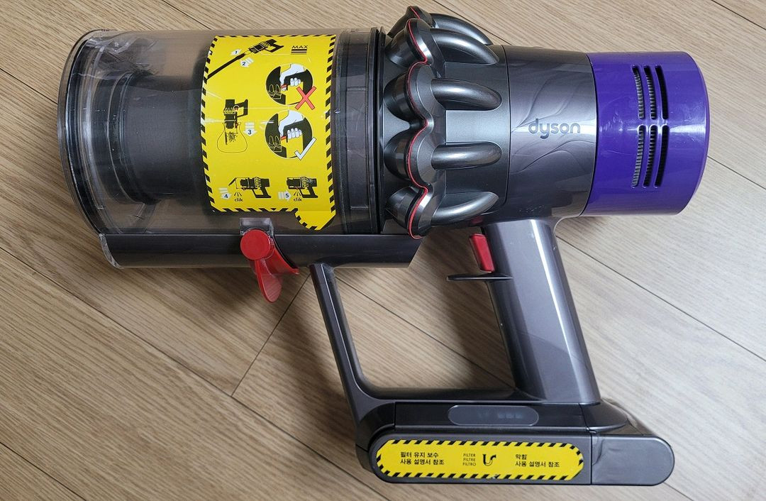 깨끗하게 세척한 다이슨 무선 청소기 V10 풀세트(58분 연속동작) 이미지