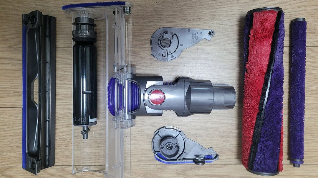 깨끗하게 세척한 다이슨 무선 청소기 V10 풀세트(58분 연속동작) 이미지