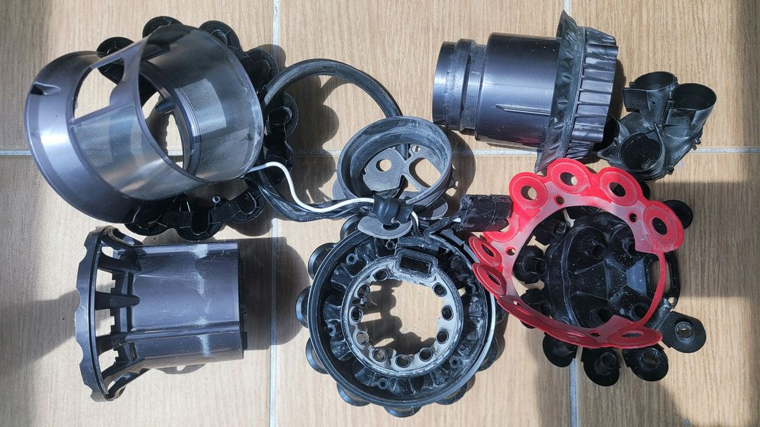 깨끗하게 세척한 다이슨 무선 청소기 V10 풀세트(58분 연속동작) 이미지