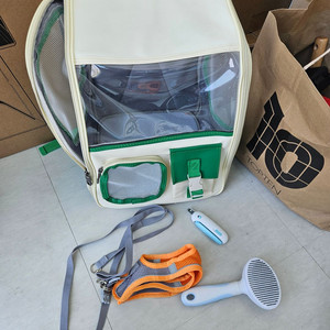 고양이 이동장 빗 하네스 손톱깍기 이미지