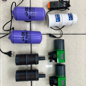 에하임 프리필터 2개 자동먹이급여기2개 대광기포기2구2개 도핀유먹제거기 한개 브라인쉬림프 2단고급형한개 어항 이미지