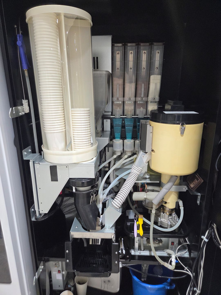 커피와 음료용 자판기 세트 총 2대 1대 각각, 일괄 협의 가능합니다. 이미지