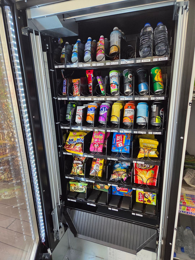 커피와 음료용 자판기 세트 총 2대 1대 각각, 일괄 협의 가능합니다. 이미지