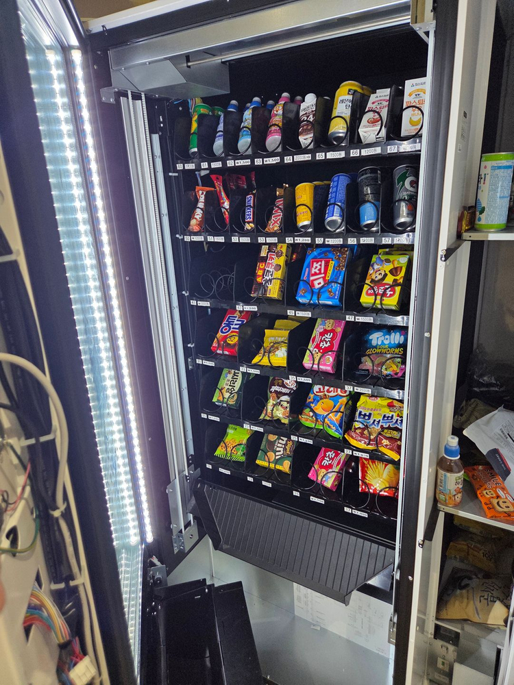 커피와 음료용 자판기 세트 총 2대 1대 각각, 일괄 협의 가능합니다. 이미지