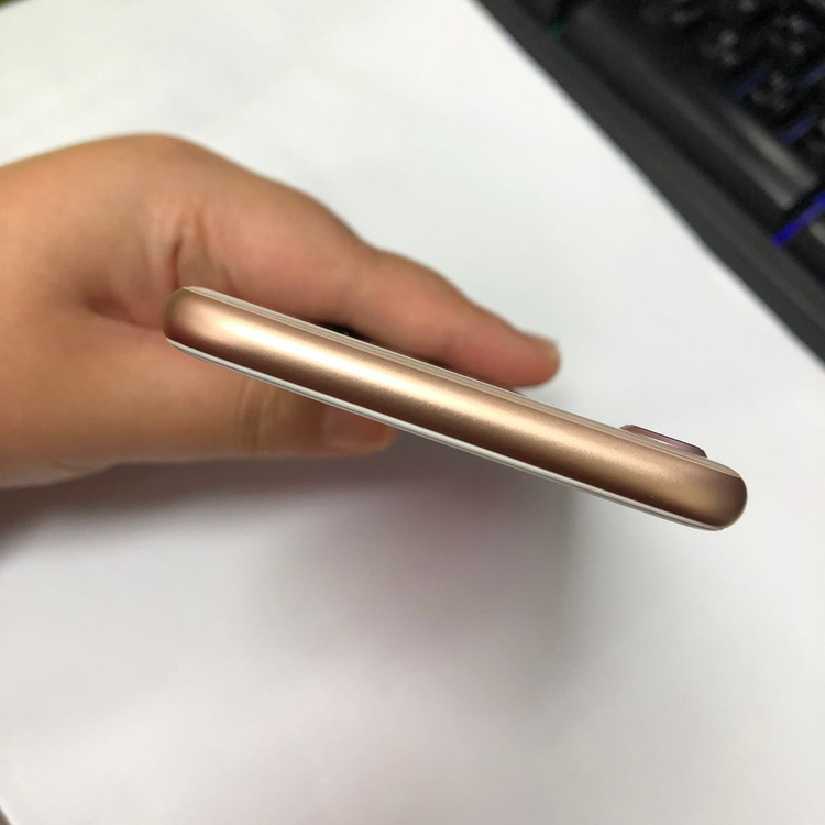 아이폰8 64GB 골드 중고폰 배터리100% 사진폰 인스타 카메라폰 레트로감성 094223 이미지