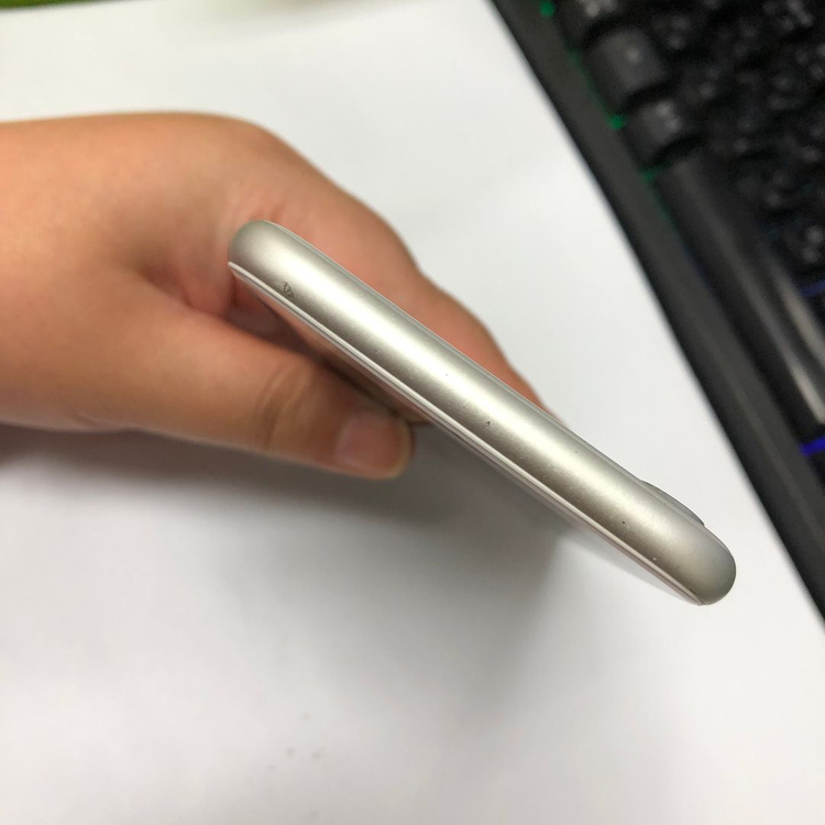 아이폰8 64GB 실버 중고폰 배터리92% 사진폰 인스타 카메라폰 레트로감성 101938 이미지