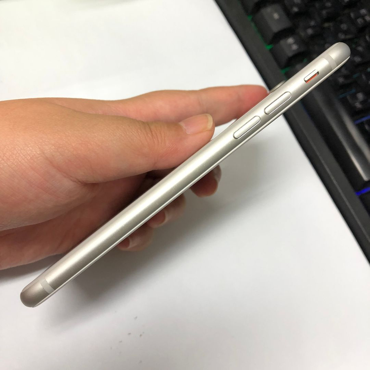 아이폰8 64GB 실버 중고폰 배터리92% 사진폰 인스타 카메라폰 레트로감성 101938 이미지