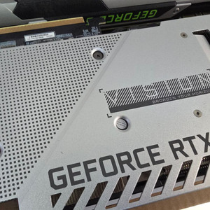 RTX 3070 Ti 화이트 불량 제품 이미지