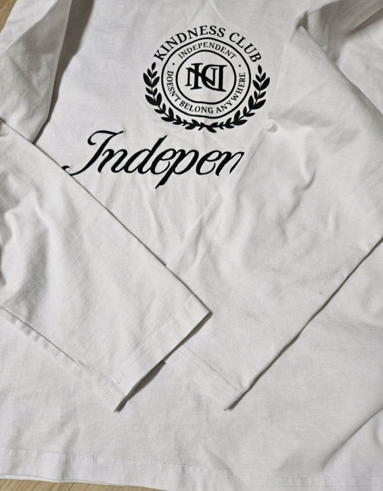 [최저가]지오다노 프린팅 자수 그래픽 디자인 긴팔티셔츠 - 화이트 이미지