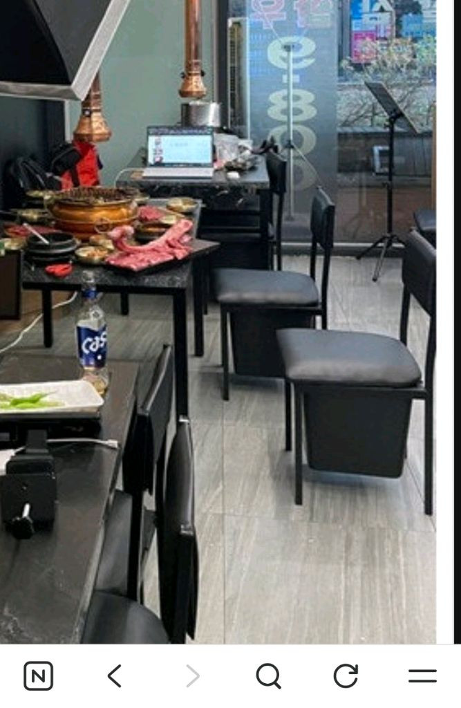 업소용 식탁,옷보관의자 셋트 판매해요 이미지