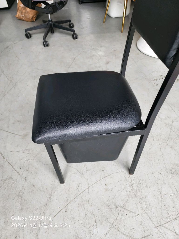 업소용 식탁,옷보관의자 셋트 판매해요 이미지