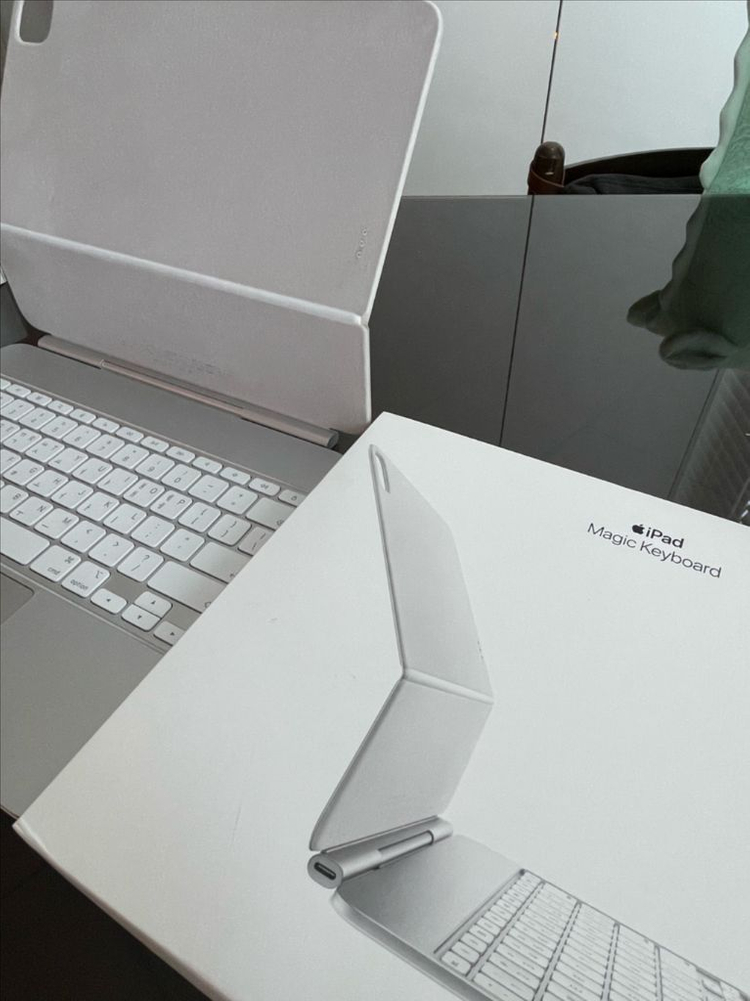 아이패드프로13(m4)+정품 매직키보드 이미지